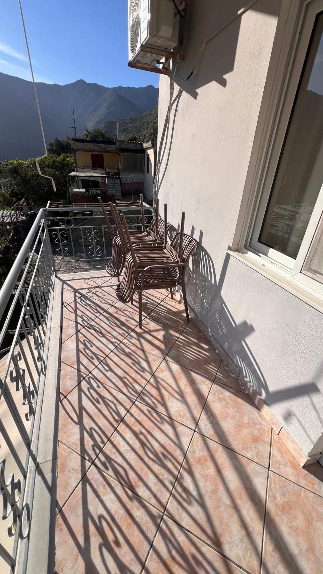 Privat overnatting Dhoma Plazhi Husi